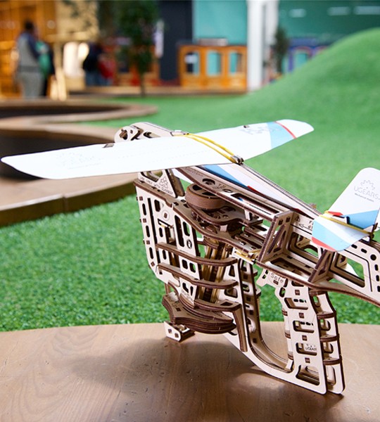 Flugzeugstarter: Ugears mechanischer 3D Modellbausatz