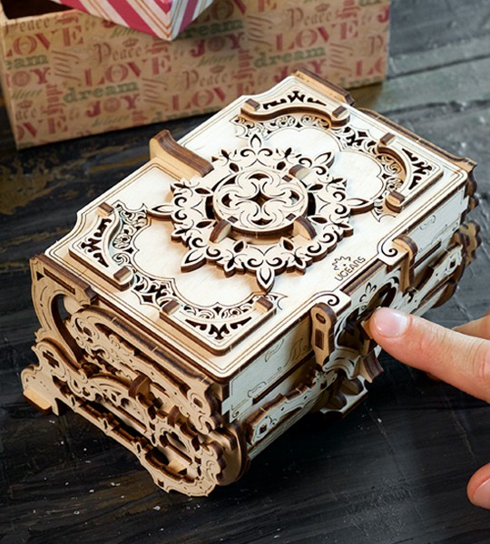 Antik-Schatulle: Ugears mechanischer 3D Modellbausatz