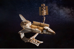 NASA Space Shuttle Discovery model kit
