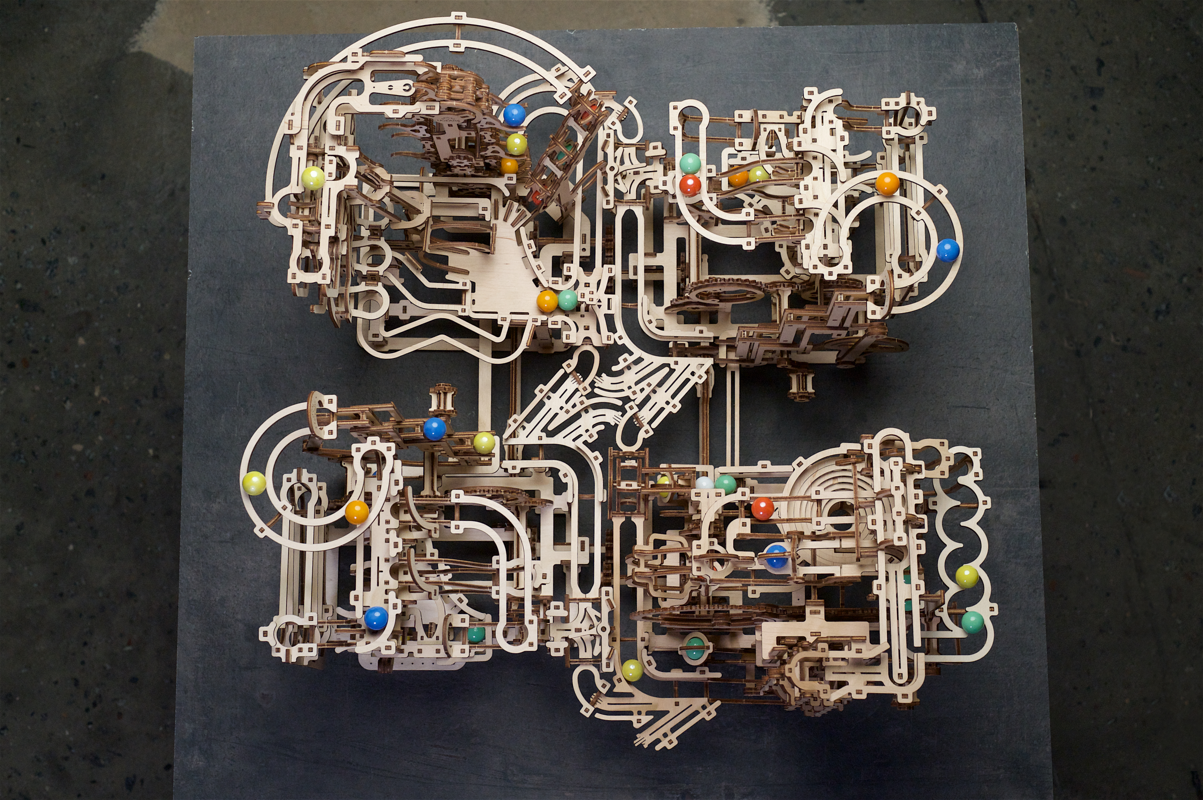 Puzzle 3D mecánico de madera para montar Marble Runs de Ugears 