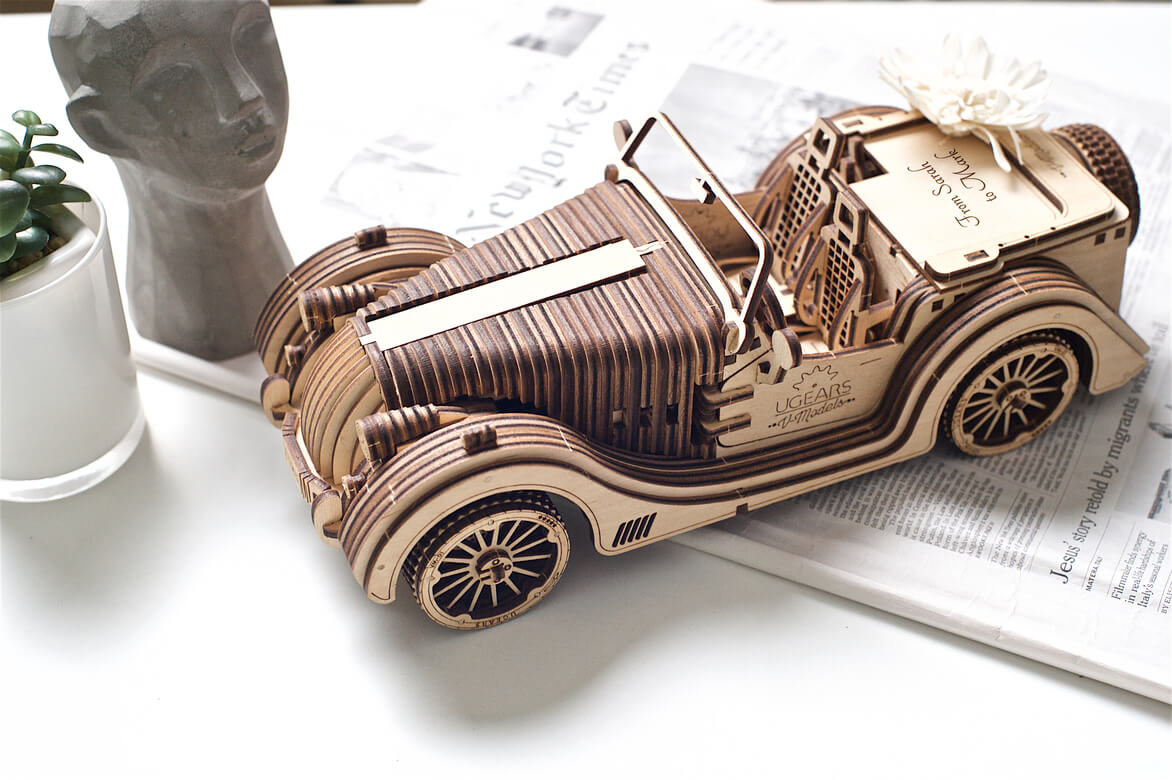 Mechanisches Modell von Ugears «Roadster VM-01»