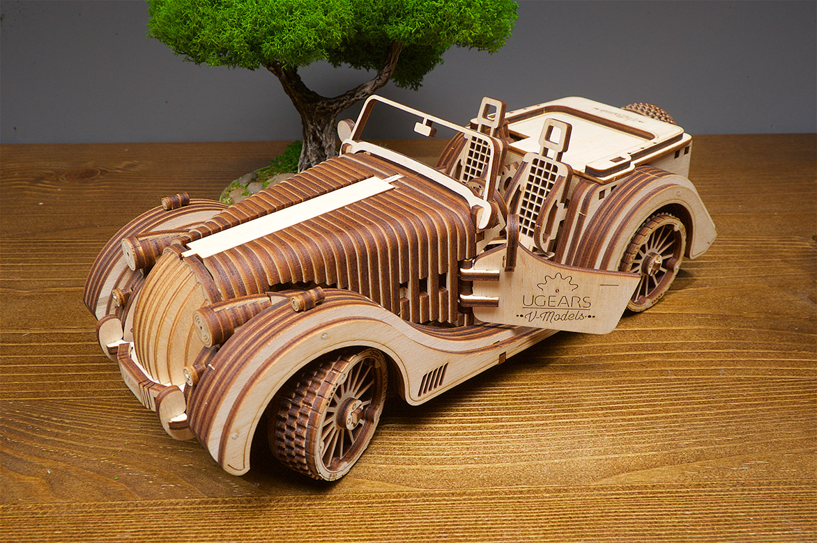 Das mechanische DIY 3D-Holzpuzzle Sportwagen Roadster VM-01 von Ugears