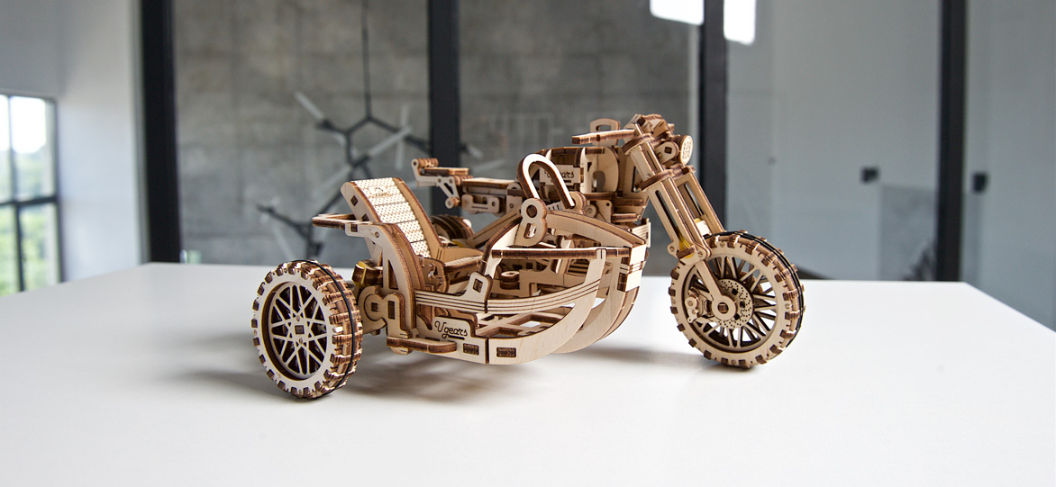 Mechanisches DIY 3D-Holzpuzzle, das Scrambler UGR-10 Motorrad mit Beiwagen von Ugears