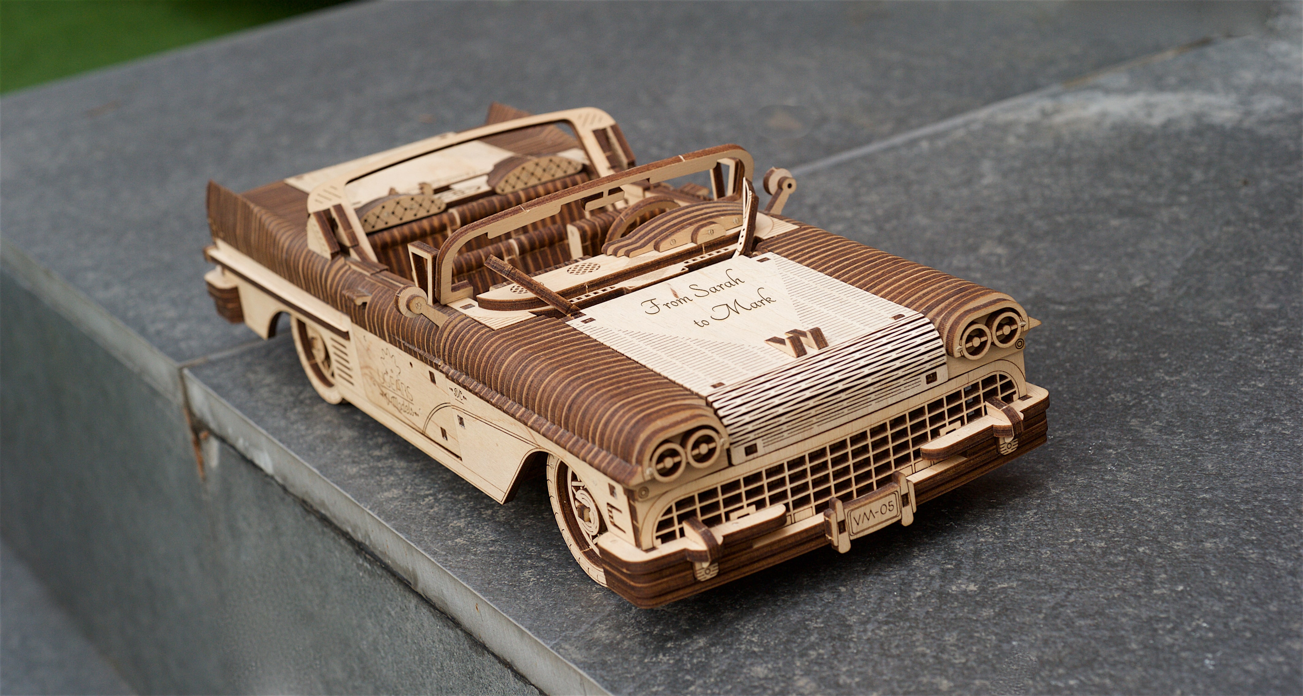 Puzzle 3D mécanique en bois Ugears Cabriolet Dream VM-05 avec gravure