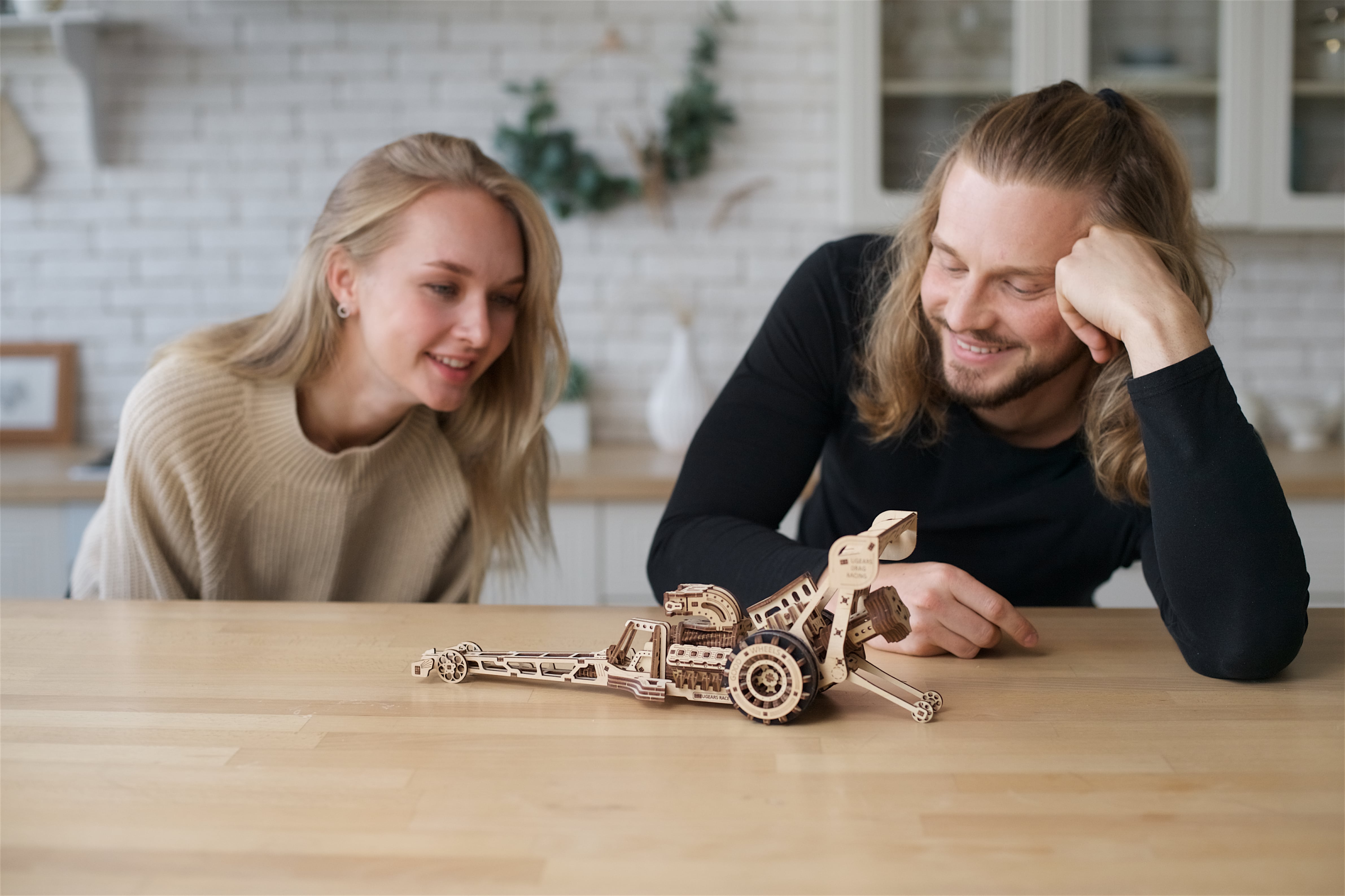 Puzzle 3D mecánico de madera para montar Dragster de Ugears